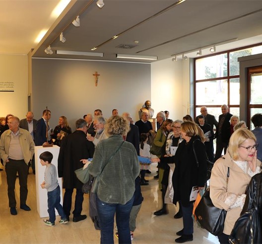 Otvorena izložba "Raspela" akademskog kipara Kažimira Hrastea